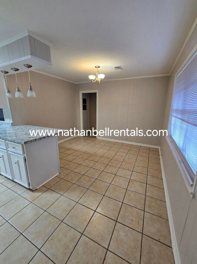 Building Photo - 315 S Collegiate Dr