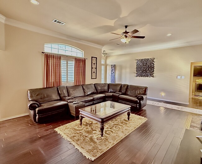 Building Photo - 3611 Springmont Dr