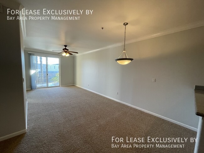 Building Photo - 2BD/2BH with parking & washer/dryer in uni...