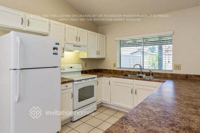 Building Photo - 128 W Indigo St