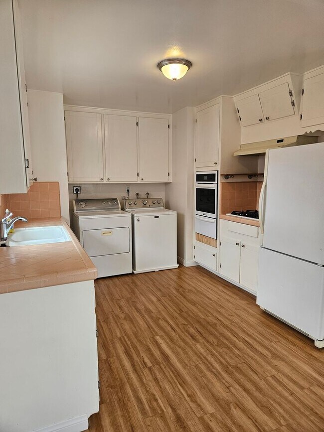 Foto del edificio - MOVE IN SPECIAL: Charming 2 Bedroom/1 Bath...