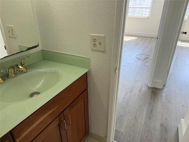 Foto del edificio - 2801 NE 183rd St