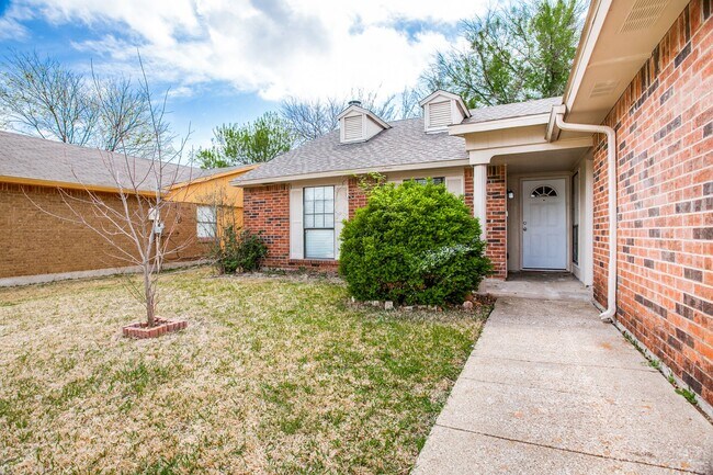 Foto del edificio - Beautiful 3-Bedroom Home Near Dining and Shopping with Spacious Backyard