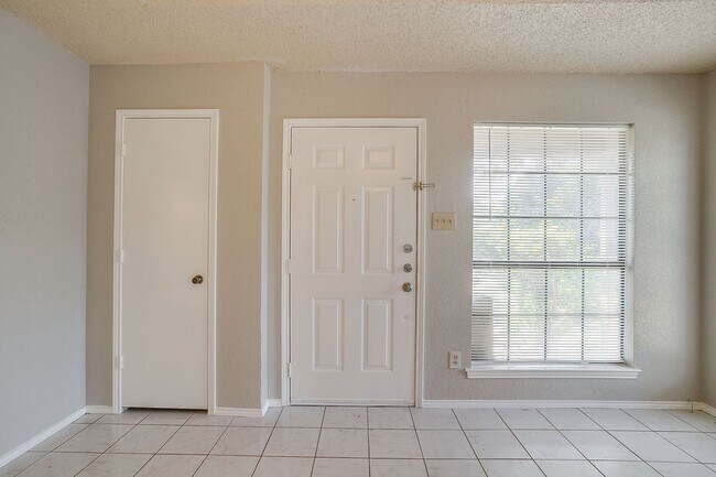 Foto del edificio - 4517 Compass Ct