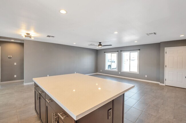 Foto del edificio - Large 6 Bed/3 Bath house close to ASU with awesome backyard