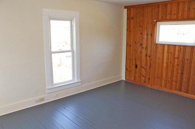 Building Photo - 511 Coshocton Rd Up