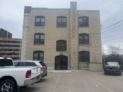 Foto del edificio - "Charming Studio Retreat with Hardwood Elegance in Minneapolis!"