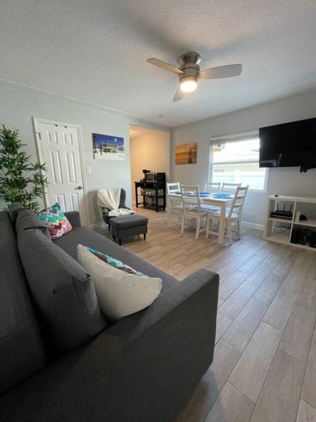 Photo - 1bed / 1 bath  for rent - 3711 1st Ave S, St Petersburg FL 33711 UNIT B