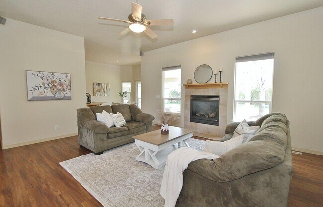 Foto del edificio - Your New Home Awaits in Bolder Creek! 4bed, 3 bath!! _ Pets Welcome.