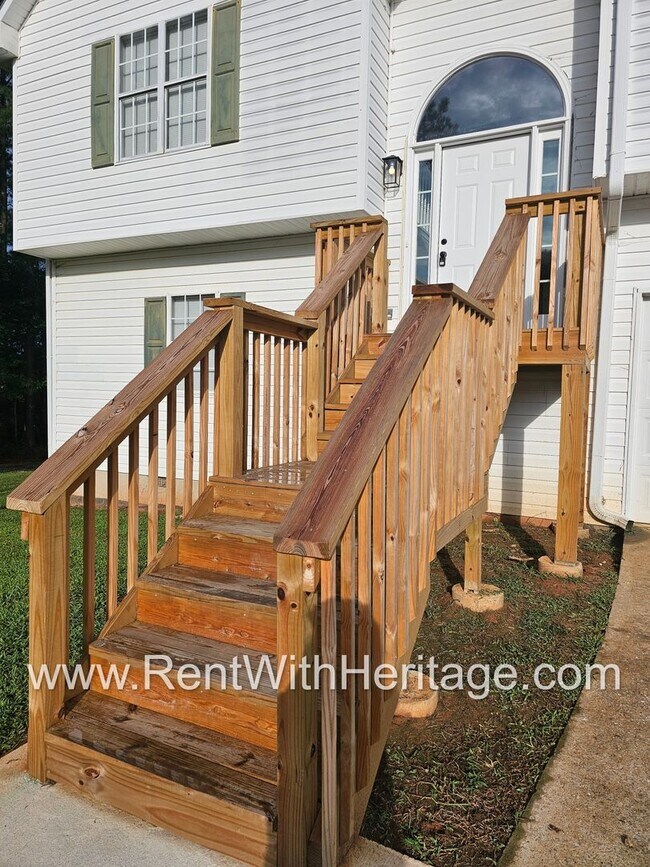Building Photo - THIS IS A FANTASTIC 5 BEDROOM/ 3 BATH HOME...