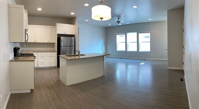 Foto del edificio - Newer Townhome
