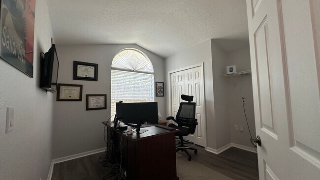 Foto del edificio - 1626 River Birch Ave
