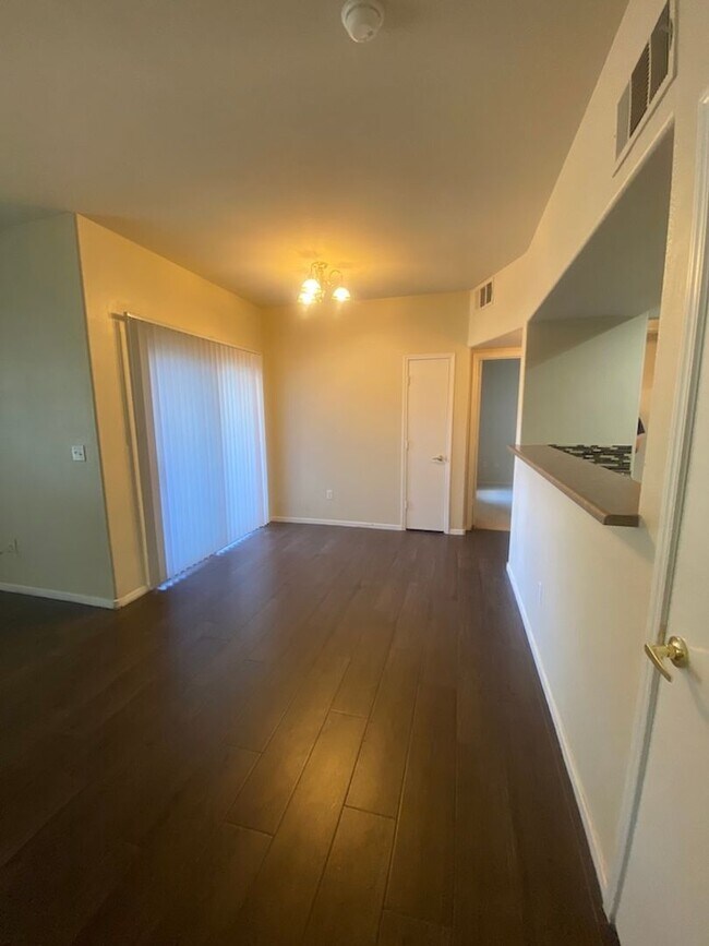 Building Photo - Beautiful unfurnished 2 bedroom in the Sou...