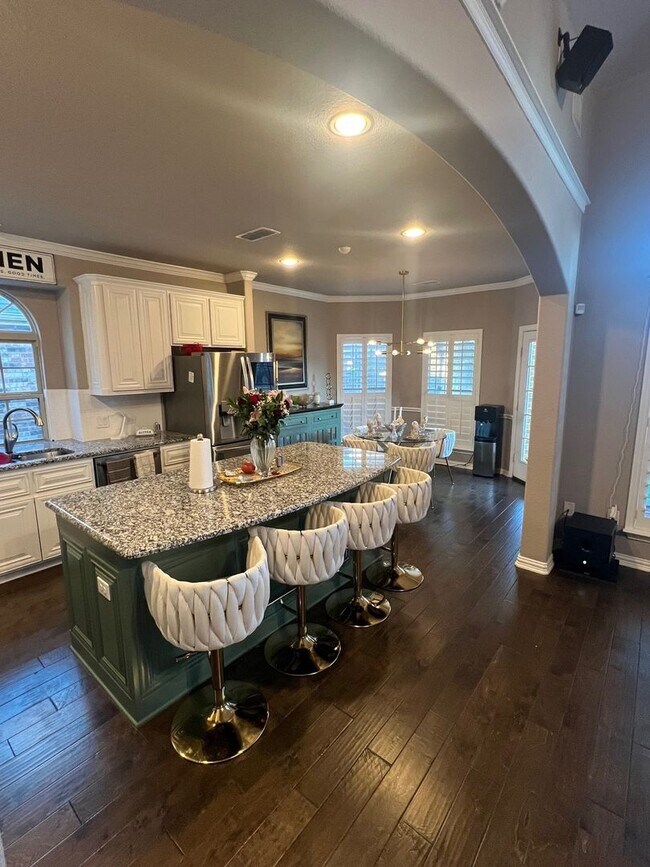 Foto del edificio - 6 Bedroom Single Family Home in Fort Worth