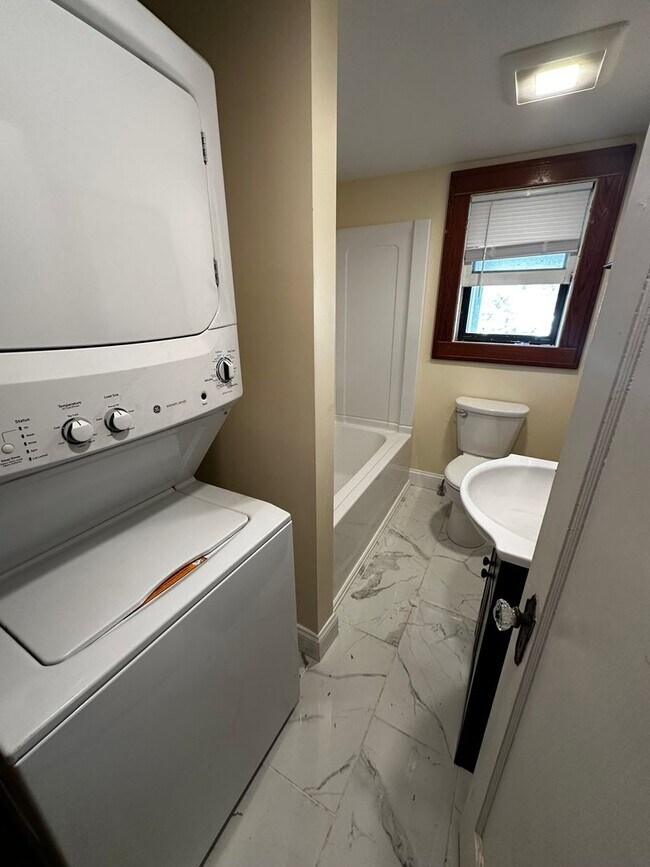 Building Photo - 44 Drew St