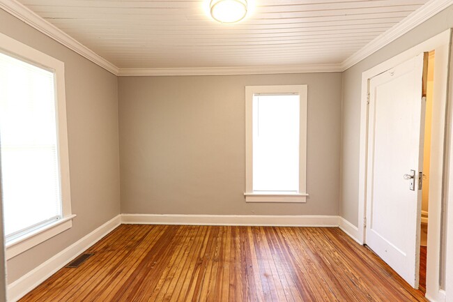 Foto del edificio - Large 1 Bedroom with fenced yard and garage