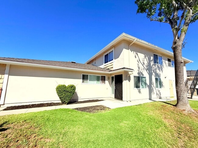 Foto del edificio - Fantastic Renovated 2 story - 2 bed + 1 ba...