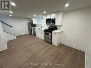 Building Photo - 16 Yorkshire Rd