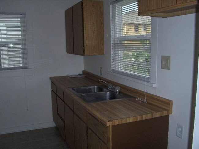 Building Photo - 713 Elmore St