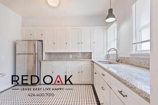 Foto del edificio - Absolutely Stunning Top Floor, Two-Bedroom...