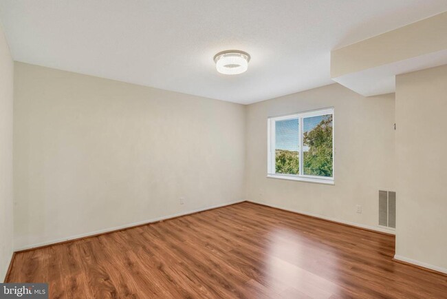Foto del edificio - 8370 Greensboro Dr