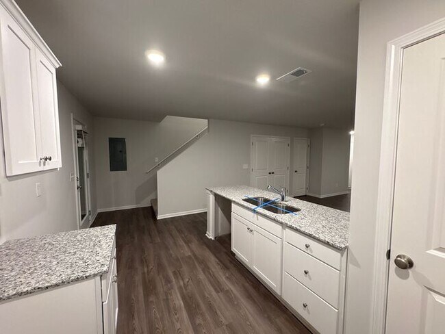 Building Photo - Charming 3-Bedroom Home with Convenient Lo...