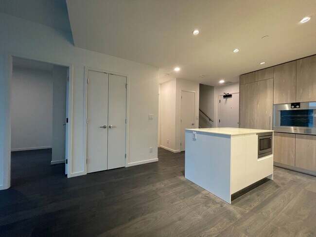 Photo du bâtiment - 6300 Minoru Blvd