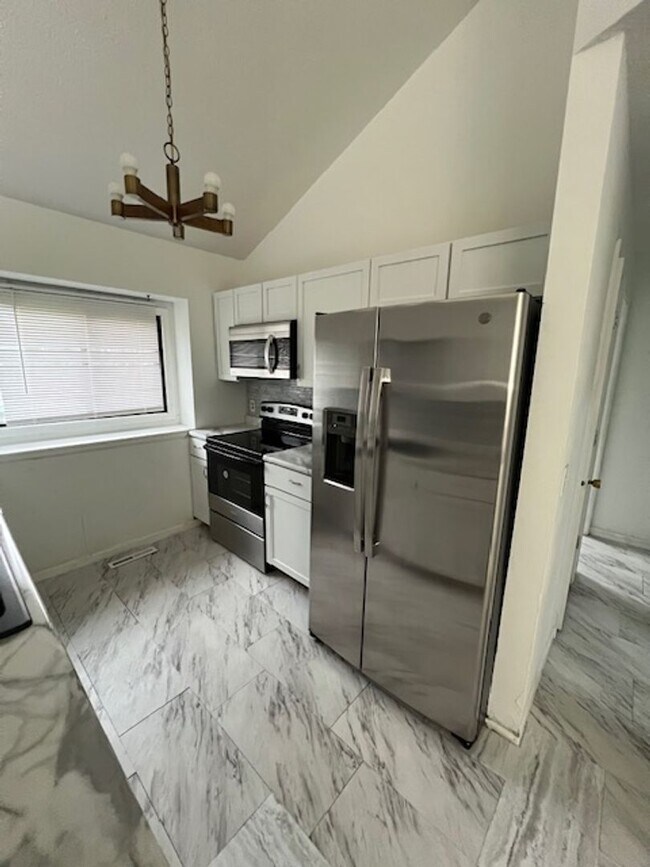 Foto del edificio - Spacious 4 Bedroom With Convenient Location!!