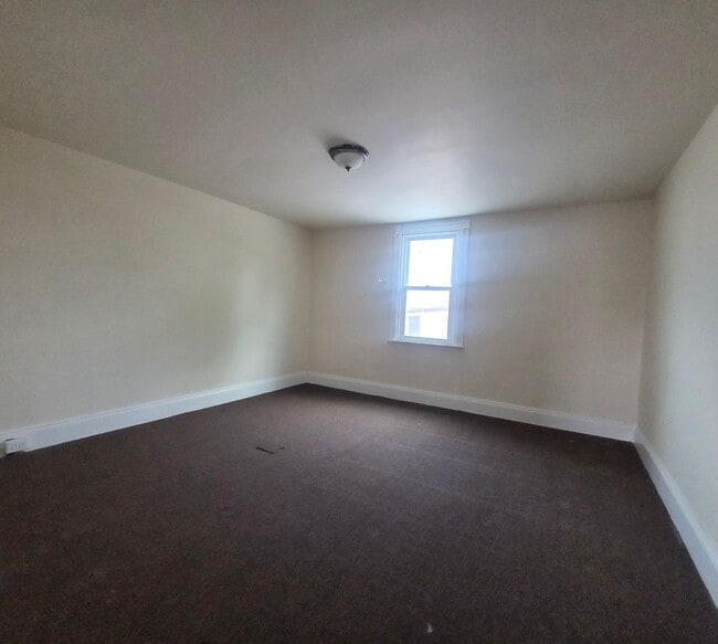 Building Photo - 5 Bedroom House For Rent