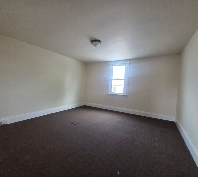 Foto del edificio - 5 Bedroom House For Rent
