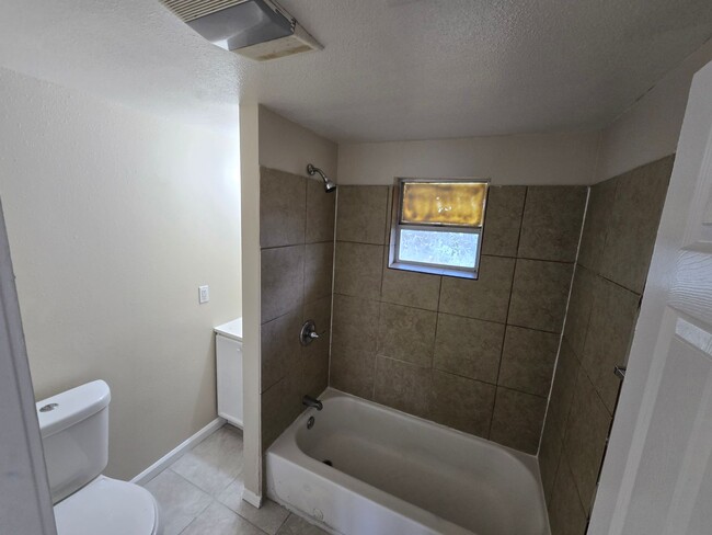 Building Photo - 4 Bedroom Single Home