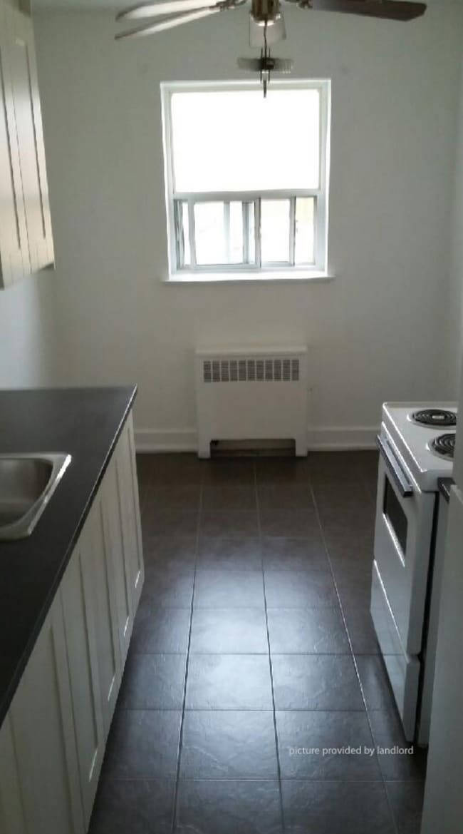 Building Photo - 1 Bedroom Apartment located along The King...