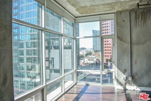 Foto del edificio - 645 W 9th St