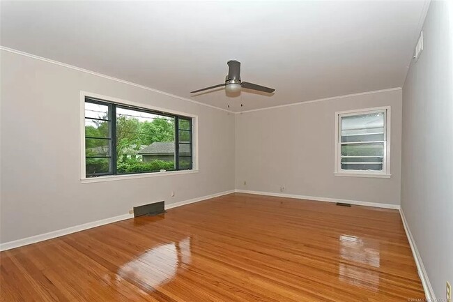 Foto del edificio - Clean 3 bed 1.5 bath close to Brookside an...