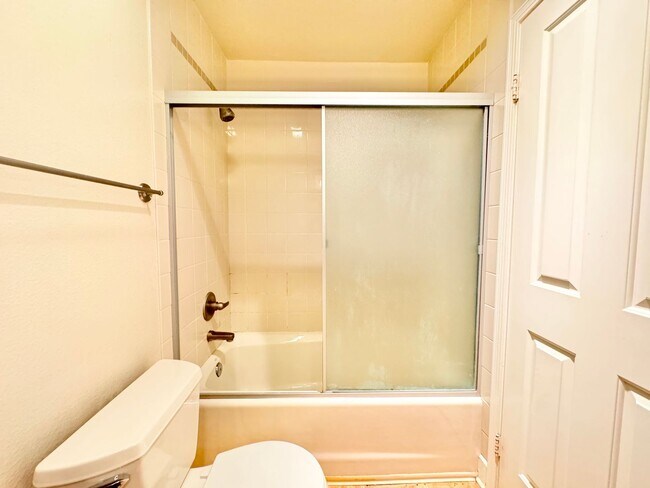 Building Photo - Great 1BA Studio in La Jolla w/ New Carpet...