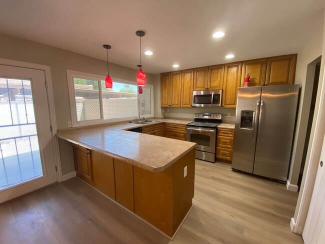 Building Photo - Inviting 3-Bed, 2.5-Bath Townhome: Newly U...