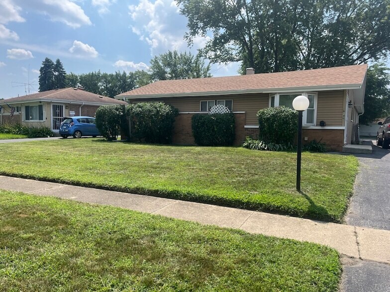 Primary Photo - 16146 Cambridge Dr