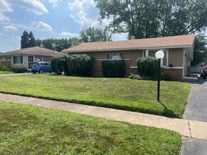 Building Photo - 16146 Cambridge Dr
