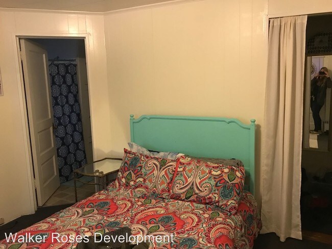 Building Photo - 230 W 8th St