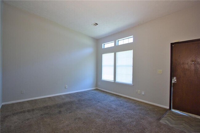 Foto del edificio - 2414 Leslie Brook Dr