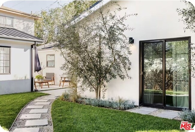 Foto del edificio - 12812 Greene Ave