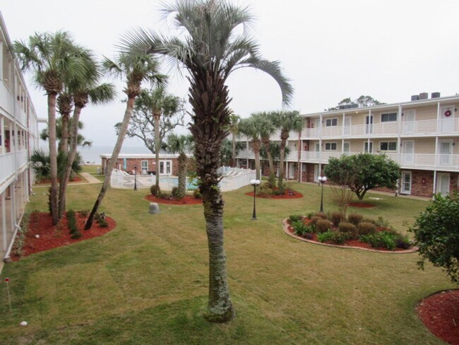 Foto del edificio - Updated condo in Bayview Terrace!