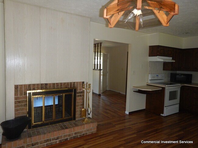 Building Photo - 202 S Baytree Ave