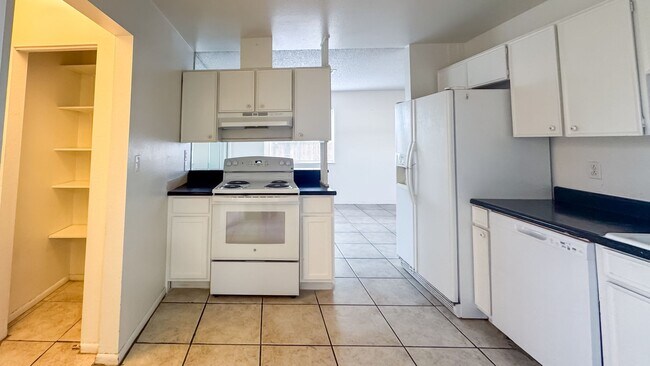 Foto del edificio - 3-Bed, Single Story Home in NON-HOA community