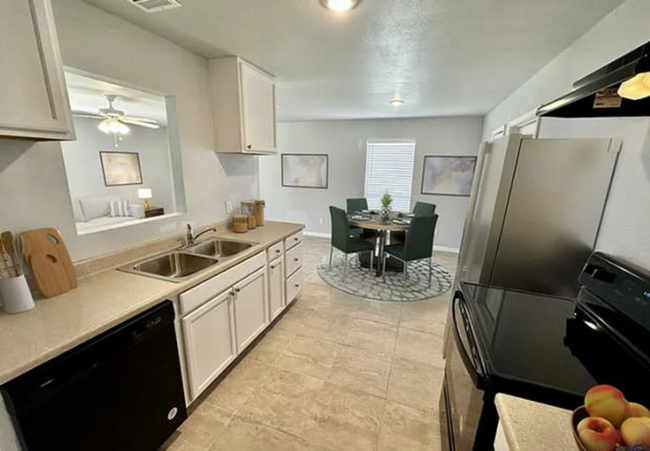 Building Photo - Beautifully remodeled 3 bed 1.5 bath in th...