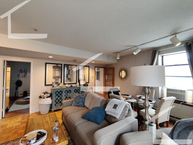 Building Photo - Nicely renovated condo quality 1 bed in Brighton with parking spot included!