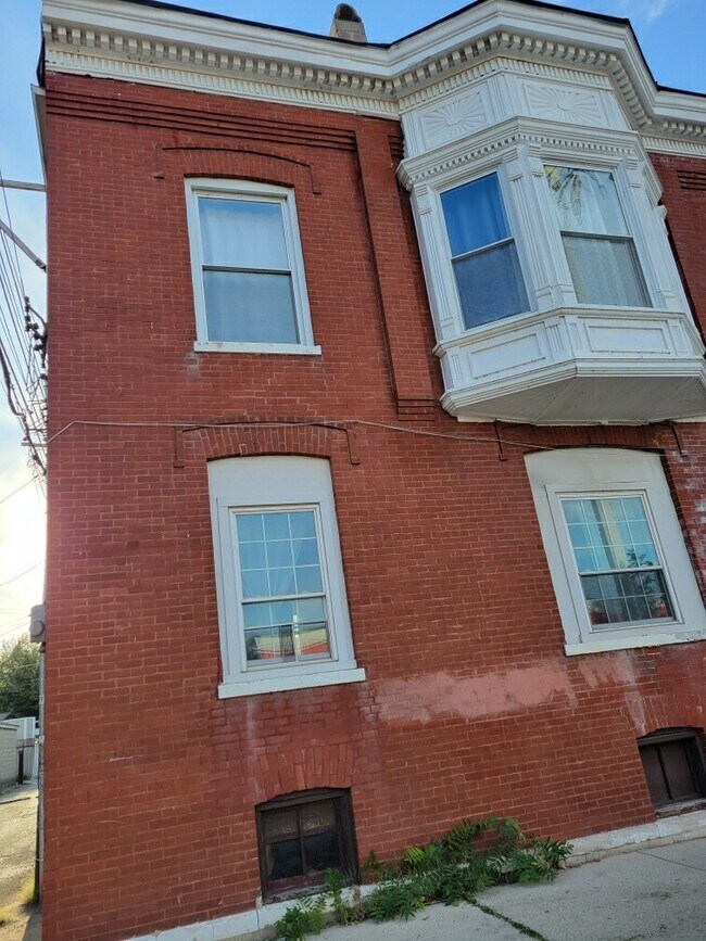 Building Photo - 2501 W North Ave