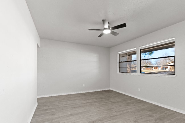 Building Photo - 1304 Pinewood Ct