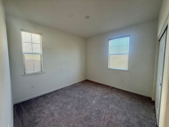 Building Photo - 2081 Fuchsia Dr