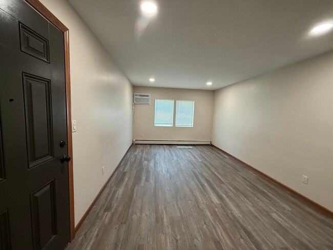 Family Room - 1322 W Montrose St